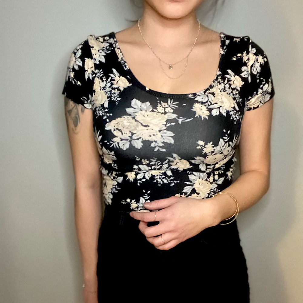 Floral cropped shirt